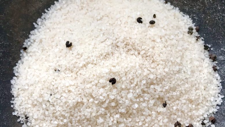 盐焗鹌鹑蛋,用盐埋起来,盖上锅盖焖5分钟,然后关火冷却一下,再开小火焖5分钟。