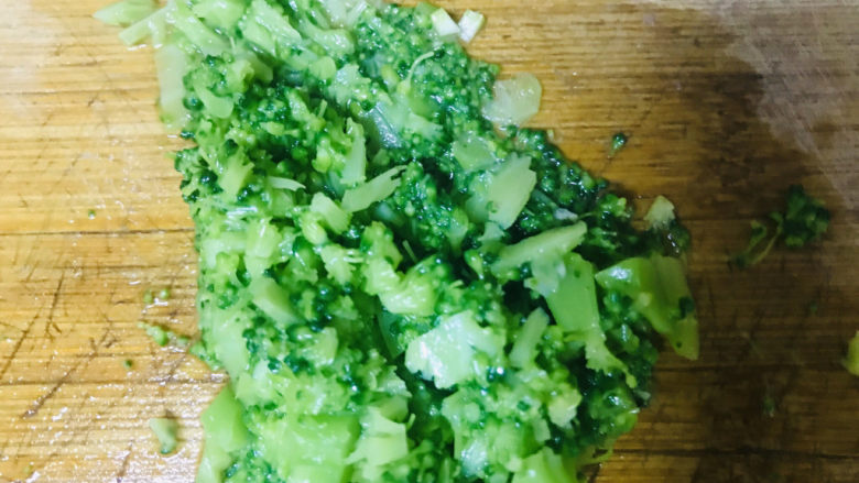 时蔬饼,西兰花去除根部,切碎