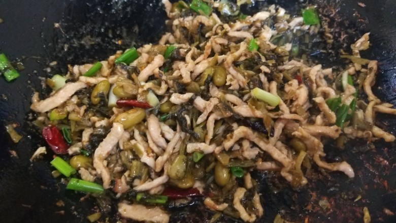 雪菜肉丝面,加入酱油,香葱,鸡精,炒均匀即可。