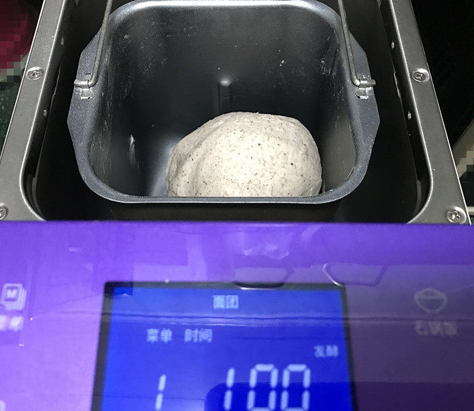 黑麦馒头 黑麦馒头,然后开启面包机,把它们揉成一个光滑的面团