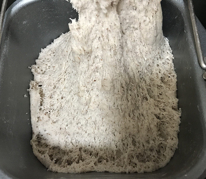 黑麦馒头 黑麦馒头,拔开来内部是密密麻麻的小孔,如蜂窝一般