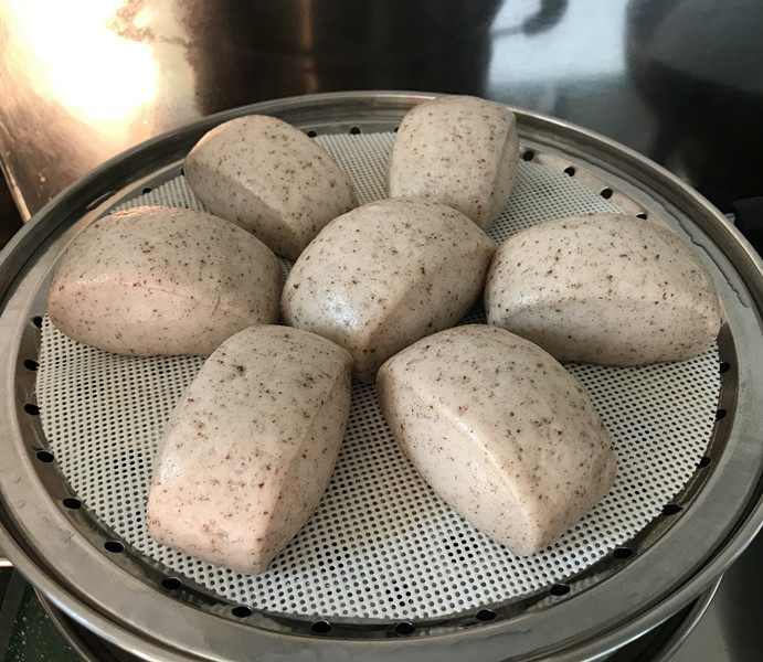 黑麦馒头 黑麦馒头,冷水上锅蒸,大火烧开后,转中火蒸12分钟左右;关火后,焖3分钟再开盖