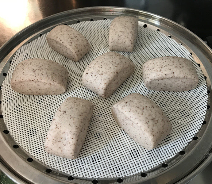 黑麦馒头 黑麦馒头,饧发好的生胚外形变大变胖,用手指轻轻按下,不会明显回弹即可