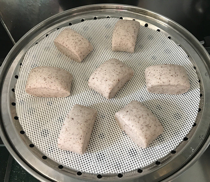 黑麦馒头 黑麦馒头,依次放在蒸锅中饧发20分钟左右;室温低可以在蒸锅中放点热水,有助发酵