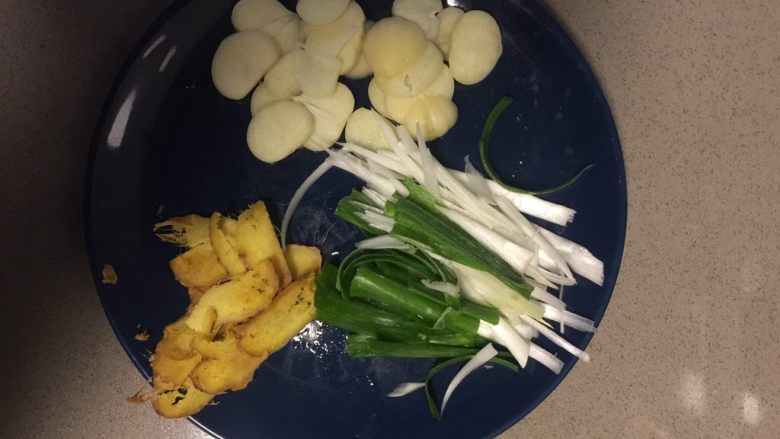海椒干煸鸡翅,姜、蒜切片,葱先切段再切成丝备用