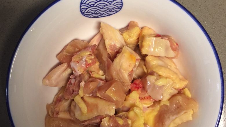 海椒干煸鸡翅,买回家的鸡翅先清洗干净,沥干水分备用