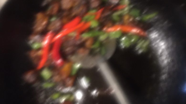 海椒干煸鸡翅,煸炒好后,起锅前把油沥干