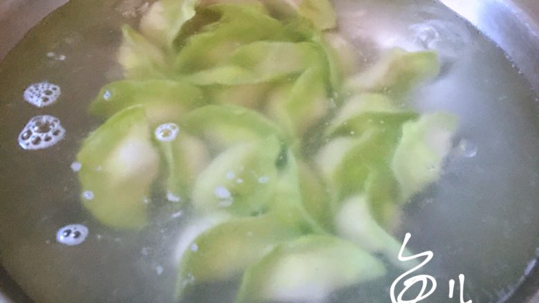 彩色水饺,锅中烧开水,下饺子煮熟