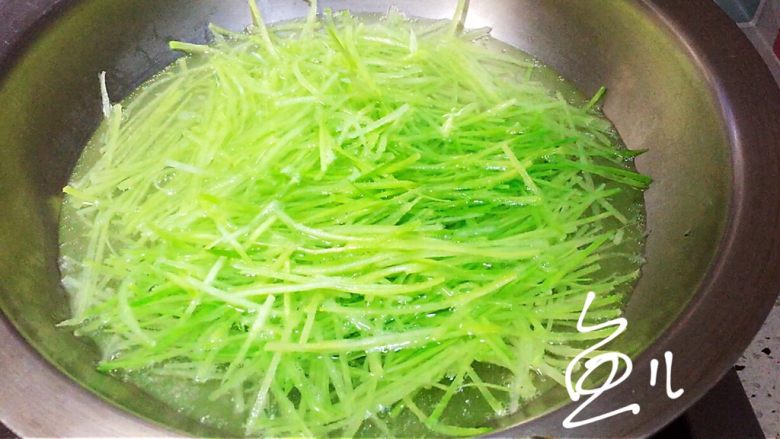 彩色水饺,放入开水锅中,焯水半分钟