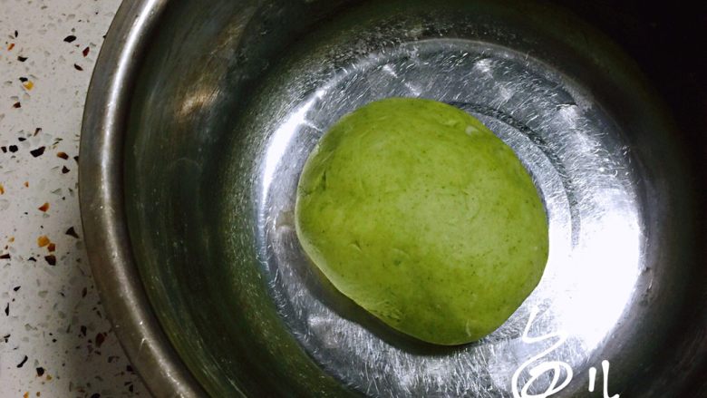 彩色水饺,和成绿色面团,两个面团都醒面2小时