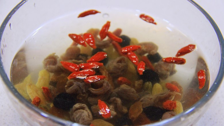 香糯可口八宝饭,在蒸糯米的时候准备辅料:红枣洗干净后剪开去核;葡萄干、桂圆干、枸杞稍清泡后加水泡软。