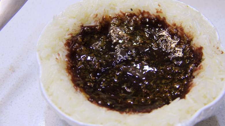 香糯可口八宝饭, 在糯米饭中间加入豆沙馅,稍抹平后加入桂花酱,也可以添加喜好的一些干果。