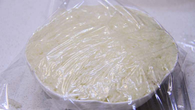 香糯可口八宝饭, 如果要保存,将八宝饭包好保鲜膜,放置冰箱冰冻保存,食用时提前拿出回温,取掉保鲜膜再蒸透即可。