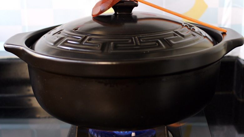 红糖腊八粥,盖上沙锅盖子,用中火煮沸后,转小火炖煮半个小时左右。