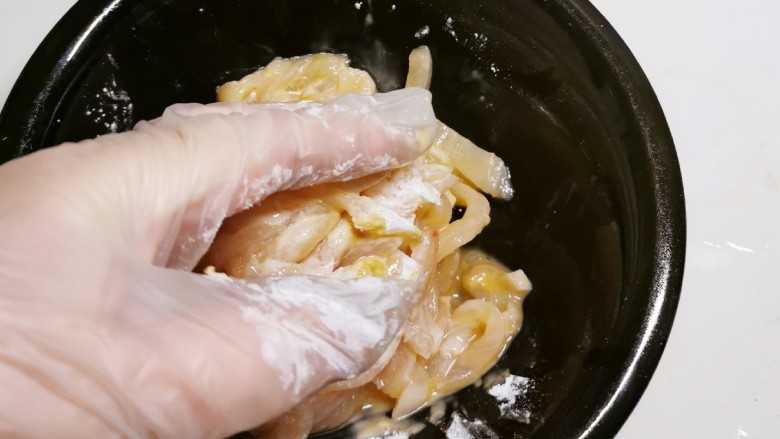 雪菜肉丝面,抓拌均匀 静置腌制15分钟