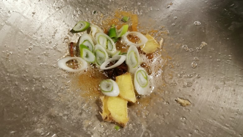 雪菜肉丝面,锅中留下的底油 放入葱姜 炒出香味