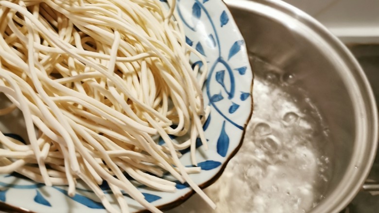 雪菜肉丝面,汤锅烧开水 放入<a style='color:red;display:inline-block;' href='/shicai/ 526'>面条</a>