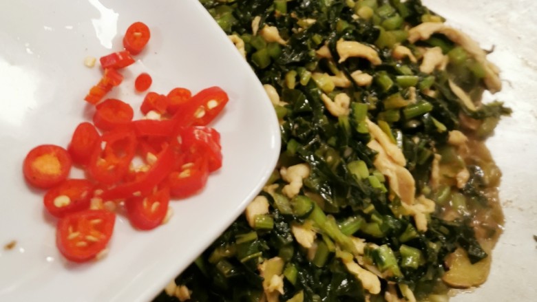 雪菜肉丝面,出锅前放入红椒圈 关火