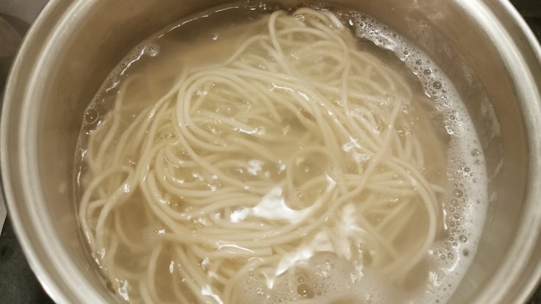 雪菜肉丝面,煮熟