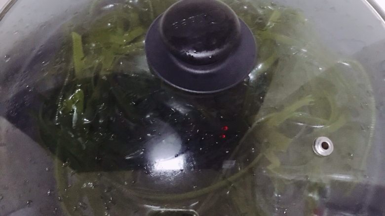 香辣海带丝,开水煮10分钟左右,煮好后捞起过一下凉水