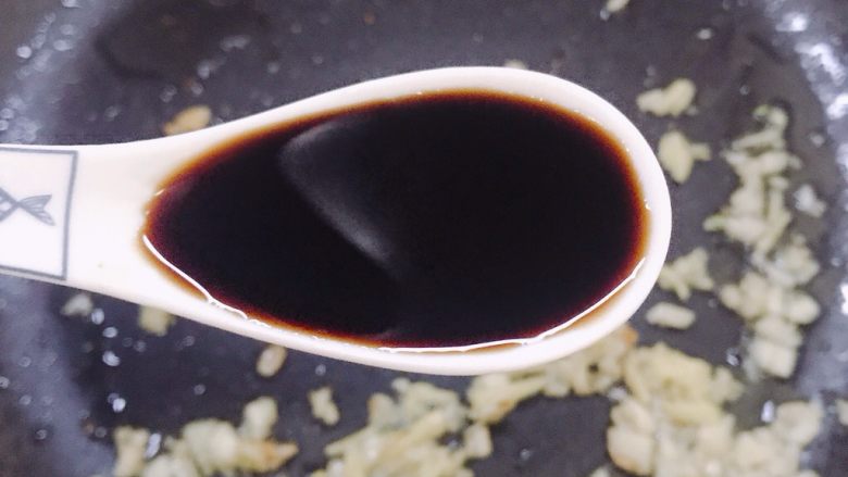 香辣海带丝,接下来要把海带和配料拌一起,可以到碗里拌,我就直接在锅里拌了,先加入2勺<a style='color:red;display:inline-block;' href='/shicai/ 692'>酱油</a>,这个得根据海带的量