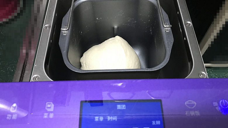 紫薯小馒头,,揉成光滑面团;面包机会自动进入发酵状态