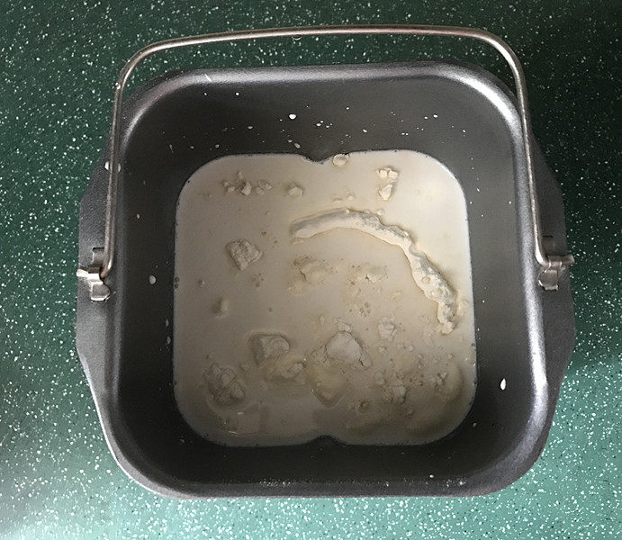 紫薯小馒头,再将面粉、玉米面粉、酵母水及余下的温牛奶,一起倒入面包桶