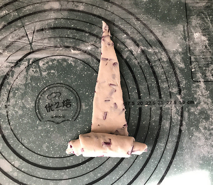 紫薯小馒头,取一个三角形小面片,从大头一端卷起来