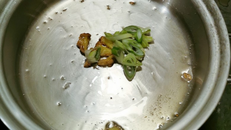 清炒山药木耳,起油锅 放入姜和葱 炒出香味
