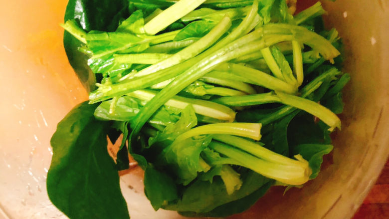 宝宝菠菜番茄晕染馒头,菠菜洗净,过开水(水中放盐)然后放入菠菜过水,快速夹起放入冷水中降温(这样可确保即除去了草酸,又能保证菠菜的颜色)