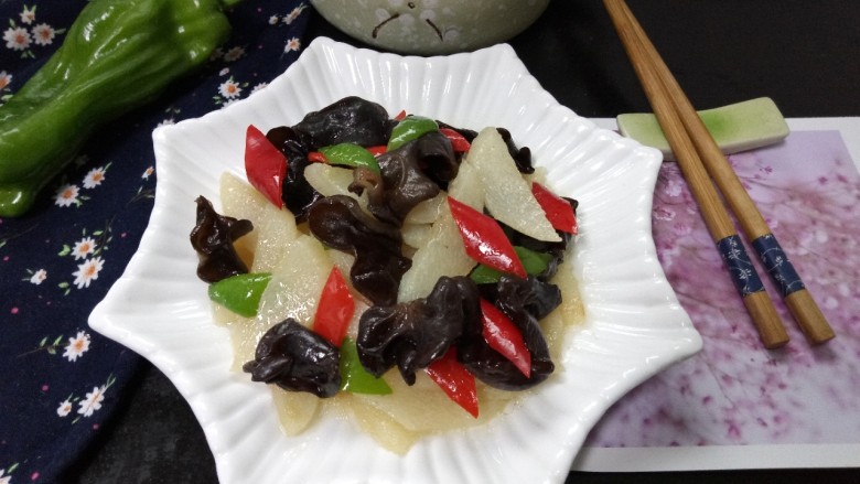 清炒山药木耳,拍上成品图,一道美味营养的清炒山药木耳就完成了。