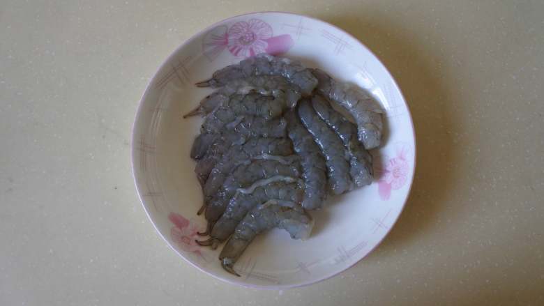 西芹百合炒虾仁,海虾剥好,开背去沙线