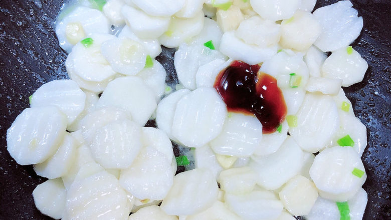 清炒山药木耳,放入盐、<a style='color:red;display:inline-block;' href='/shicai/ 721'>蚝油</a>,继续翻炒均匀。