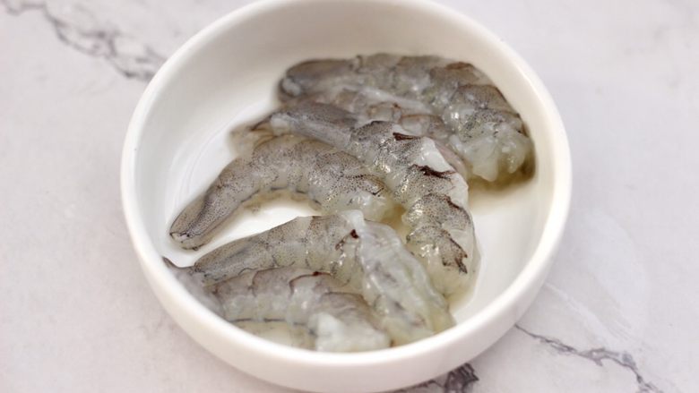 虾仁时蔬迷你小披萨~饺子皮版,把<a style='color:red;display:inline-block;' href='/shicai/ 294'>海虾</a>去虾线后去皮洗净后,沥干水分。