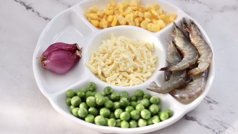 虾仁时蔬迷你小披萨~饺子皮版,首先备齐所有的食材,<a style='color:red;display:inline-block;' href='/shicai/ 29'>洋葱</a>洗净后,用刀切成小丁。
