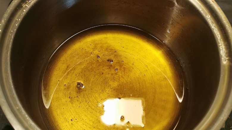 炸酥带鱼,炸锅放入食用油 加热