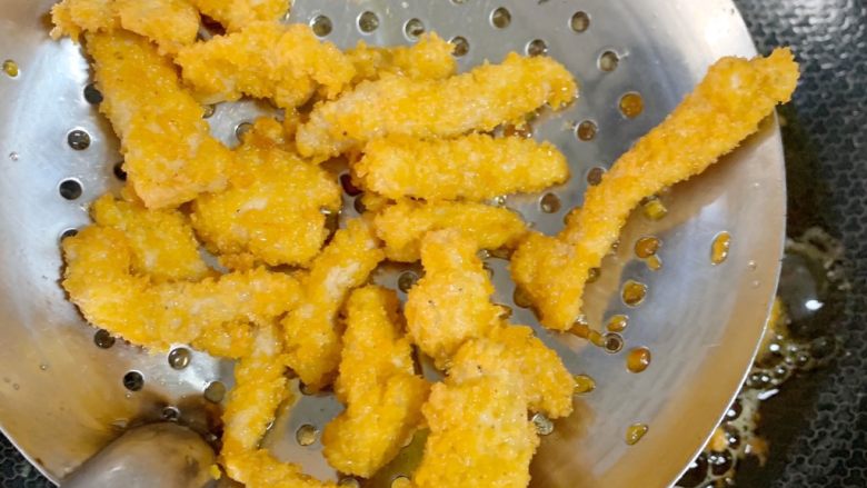 宝宝爱吃的炸鸡柳,香香脆脆怎么能不爱呢,炸至金黄色捞出控油。
