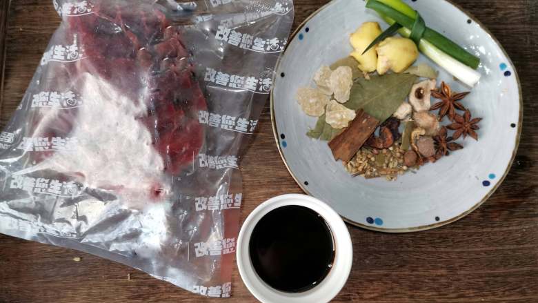 五香酱牛肉,用的调料基本上也都是家里常备的,没有什么特别的香辛料,如果有的没有也没有关系。