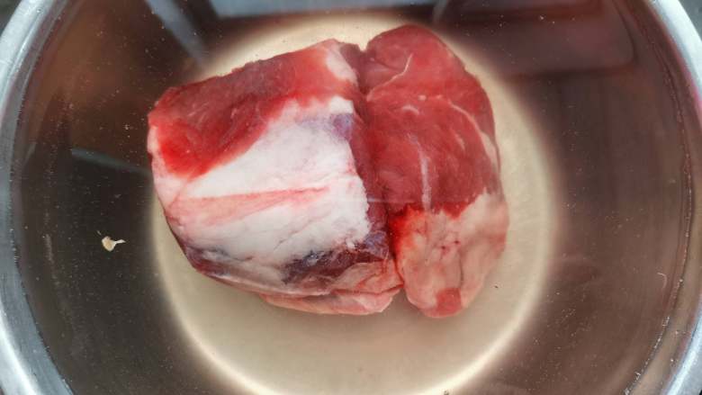 五香酱牛肉,如果锅小,可以把<a style='color:red;display:inline-block;' href='/shicai/ 4956'>牛腱子肉</a>用刀切开,然后在冷水中浸泡30分钟,这样做的目的是为了去除血水,泡过以后把水倒掉不用。