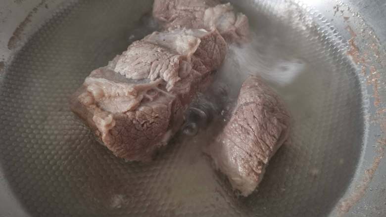五香酱牛肉,煮好以后捞出来,然后用冷水冲洗一下,这样能让肉质变得紧实,煮熟后肉不会散。