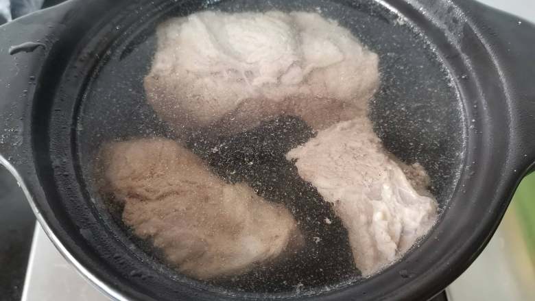 五香酱牛肉,肉放入大小合适的锅中,锅里倒入没过牛腱子肉的水,把水煮开以后放入牛腱子肉。