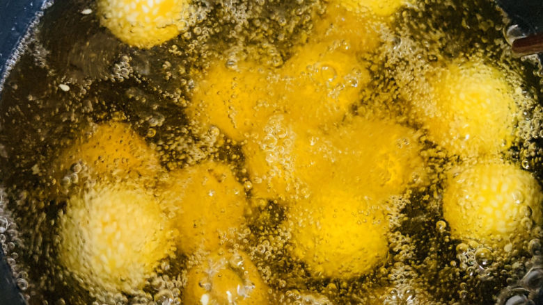 南瓜芝麻球,一定控制好油温中火、小火交替来。油温过高,表皮糊掉内心不熟!!开裂!!
