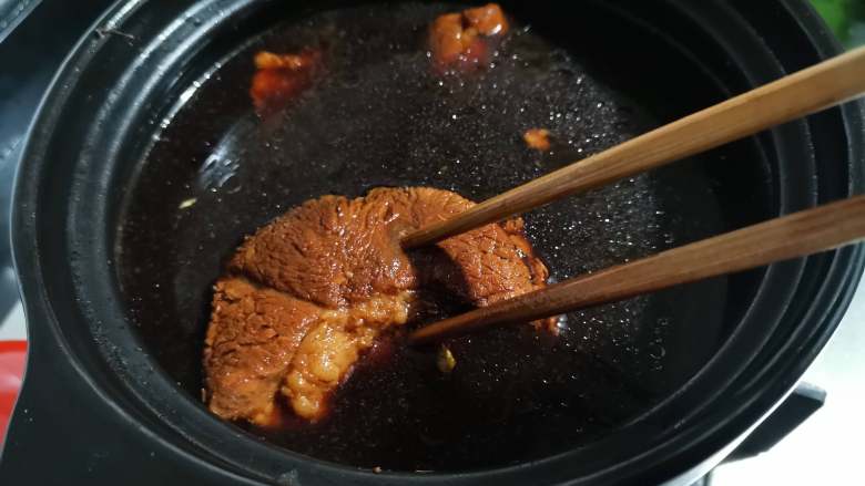 五香酱牛肉,在肉煮到八分熟的时候,加入适量的盐。煮到用筷子能扎透肉为就行,煮的太熟烂切的时候肉容易散,这个时候就可以关火了。