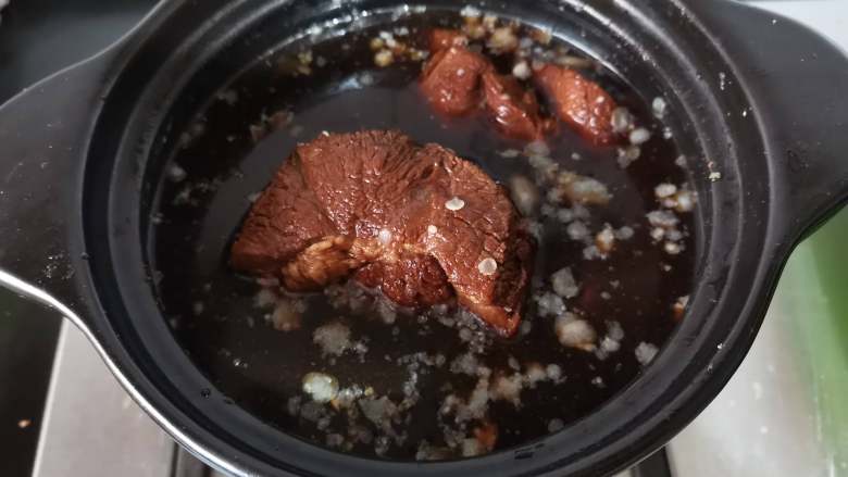 五香酱牛肉,敲重点:这个时候不要取出来,关火后要盖上盖子焖最少2-3个小时,如果不着急吃就浸泡一夜是最好。
平时上班没时间着急吃,可以用高压锅做,压半个小时左右,但是用小火慢煮出来的牛肉才是最好吃的, 美味值得期待。
锅中的汤汁捞出料包和姜片,剩下的汤汁留着当老汤用,下次在做的时候可以直接加里面。需要放在冰箱中冷藏储存。