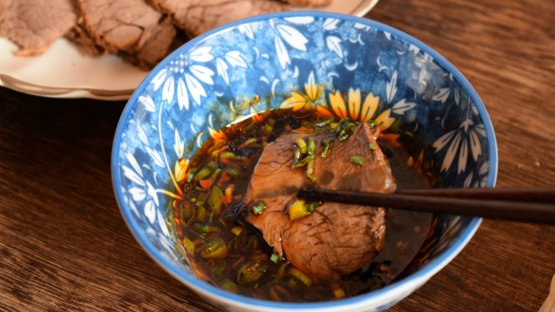 五香酱牛肉,点蘸料非常的够味，肉也非常的劲道。
