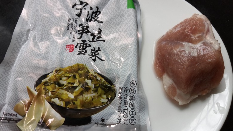 雪菜肉丝面,准备好材料