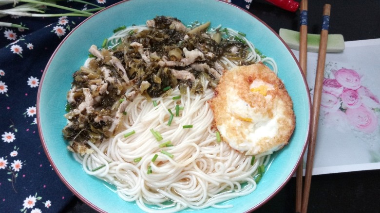 雪菜肉丝面,拍上成品图,一道美味的雪菜肉丝面就完成了。