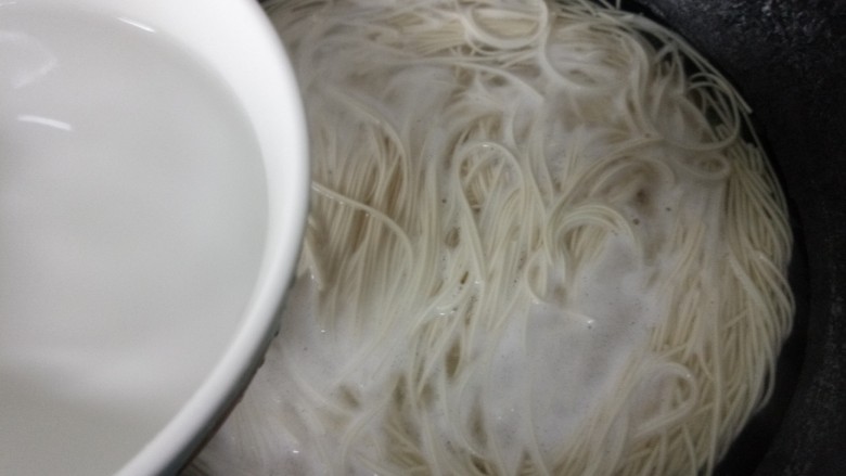 雪菜肉丝面,用筷子搅匀,沸腾后加一碗冷水,此过程要两遍到面熟即可