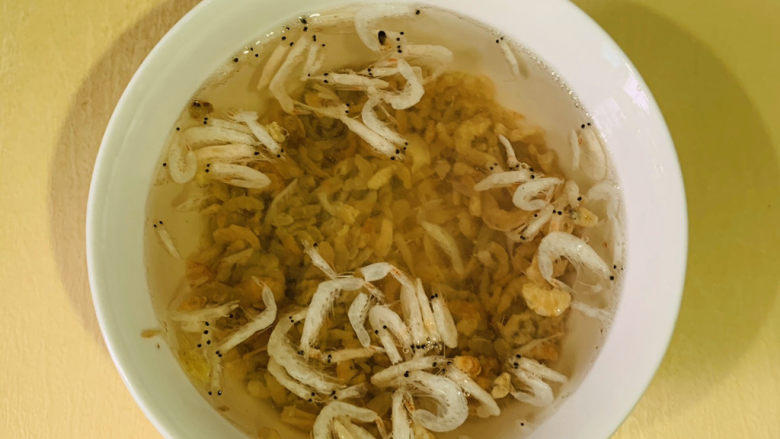 香葱海米,加入热开水浸泡,因为我急着吃,所以加开水会快些,如果不急,可以用冷水慢慢泡