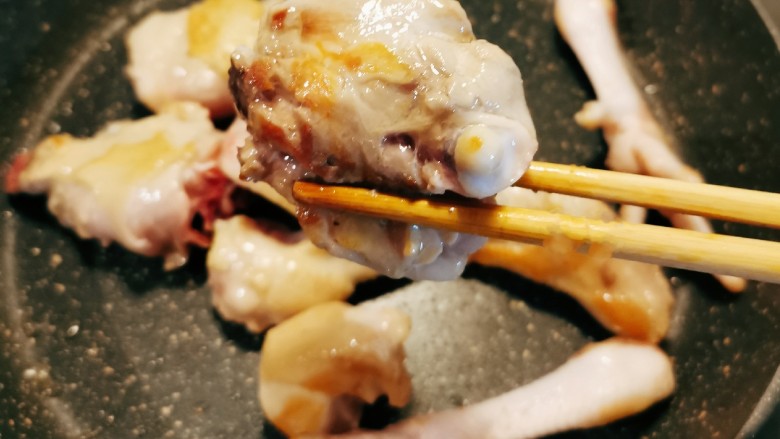 红烧土豆鸡块,煎至两面微微焦黄 关火备用